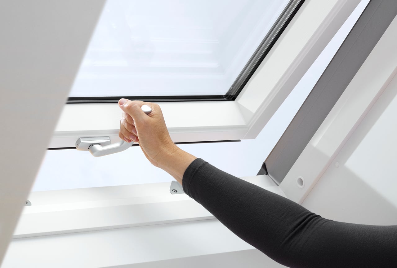 Velux 55 x 98 C/P Roof Window GGL 2070 CK04 White Painted
